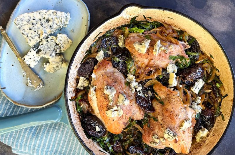 Piernas de conejo con ciruelas, espinaca y queso azul