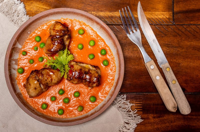 Lomo de conejo con salsa de pimentones asados